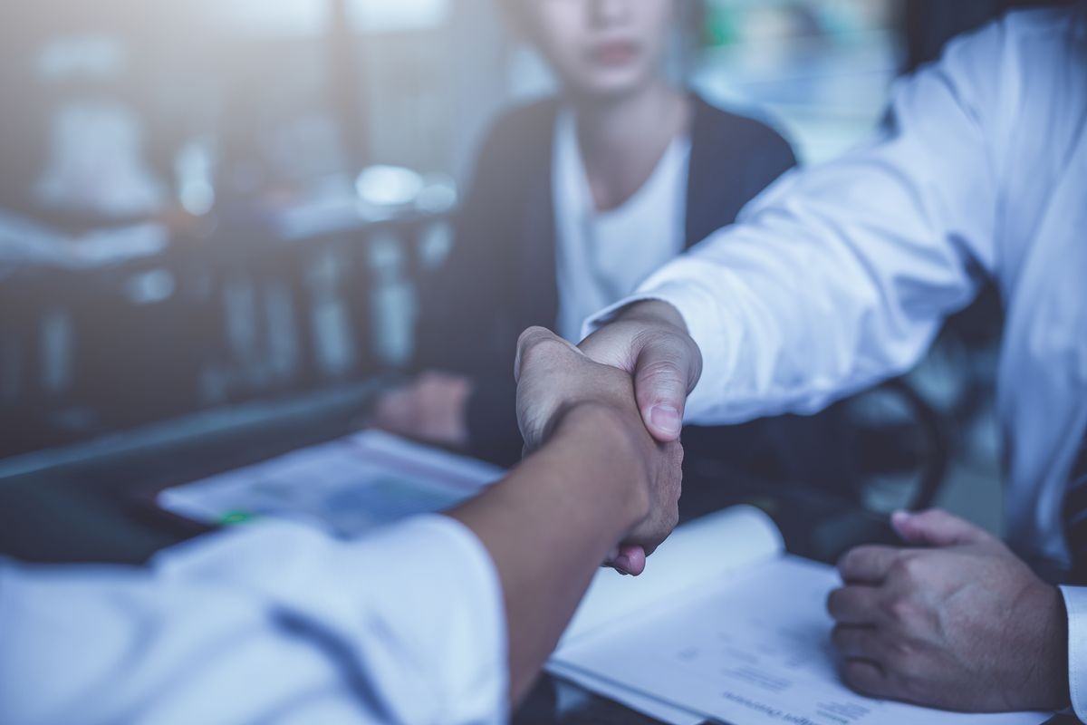 Investors get money from investors in the insurance business with the bank, businessman get money concept, bank customers come to negotiate a loan to invest.
Investors get money from investors in the insurance business with the bank, businessman get money concept, bank customers come to negotiate a loan to invest.